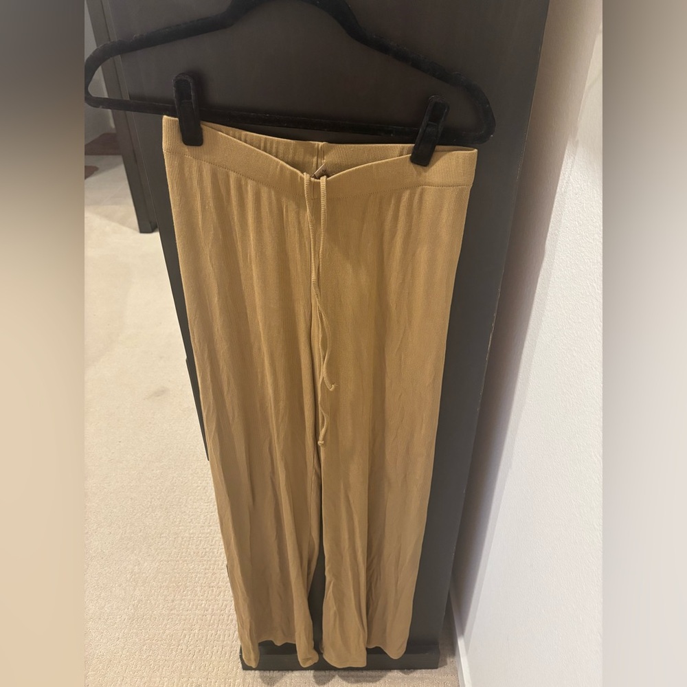 Skims Gold Straight Leg Lounge Pants
Small